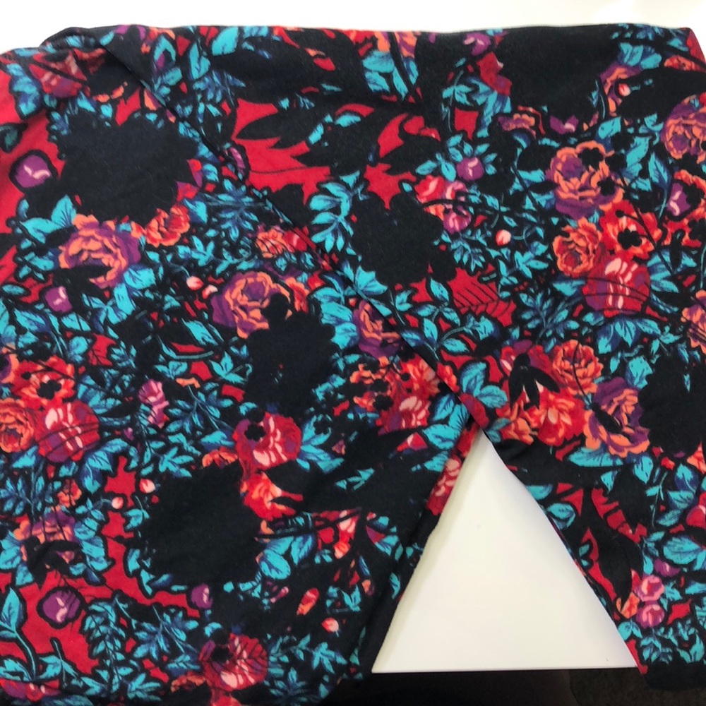 LuLaRoe Tall & Curvy Leggings